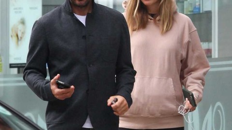 小雷德克纳普与孕妻的甜蜜漫步 爱意洒满午后街头