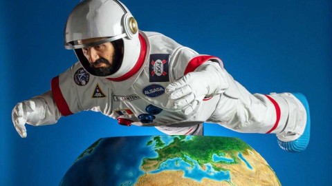 坎通纳“太空漫游”磁悬浮雕塑亮相伦敦，一场足球与艺术的星际营销