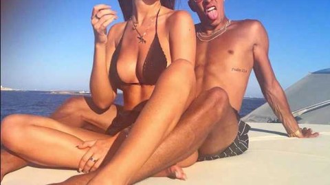 情定爱琴海！英格兰球星阿里与名模女友鲁比-梅浪漫复合