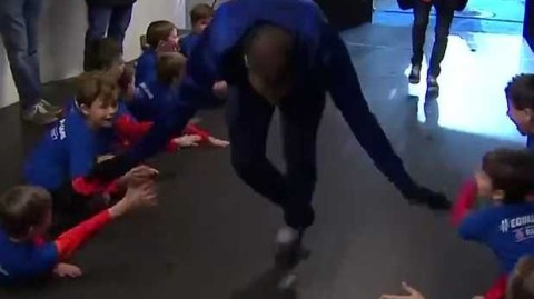 姆巴佩的温柔一弯：大巴黎之星与小球童的约定