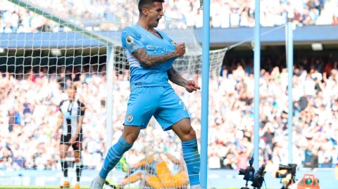 蓝月当空横扫喜鹊 曼城五球大胜重登英超榜首