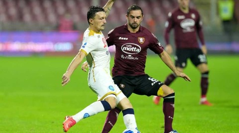 意甲榜首大战险象环生，那不勒斯客胜萨勒尼塔纳笑傲红牌之夜