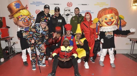 美因茨球迷创意狂欢 恐龙战队对决超级玛丽