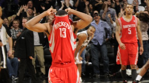 火箭马刺经典对决回顾：布鲁克斯伤退姚明场边神情凝重