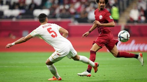 海湾球场燃动首夜：卡塔尔一球气走巴林，阿拉伯杯荣耀启航