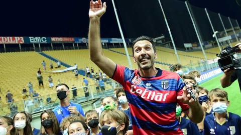 布冯回归帕尔马：在塔尔迪尼球场，那个少年回家了