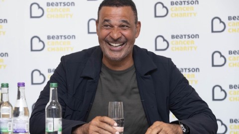 荷兰足球传奇古利特格拉斯哥出席慈善晚宴 昔日辫帅风采依旧心系公益