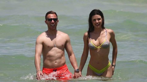 巴西球星费利佩梅洛与伴侣海滩度假 牵手漫步尽显退役后惬意时光