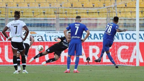 意甲经典战：紫百合客场绽放，库茨卡点射难救主