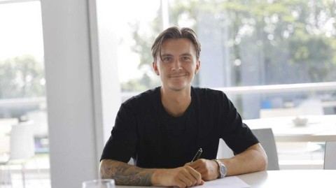 布鲁塞尔的新鲜事：瑞典全能中场奥尔松正式亮相安德莱赫特