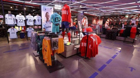 疫情笼罩下的希望：西甲重启倒计时，空荡看台旁纪念品商店悄然开门