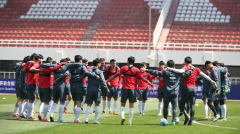 开门黑！邵佳一执教首秀1-2负卡塔尔，国足友谊赛暴露三大顽疾