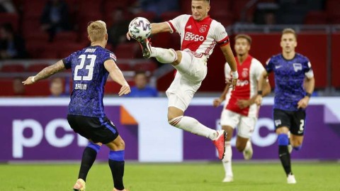 橙白军团与柏林蓝衣的夏夜序曲：阿贾克斯与赫塔的沉默对话