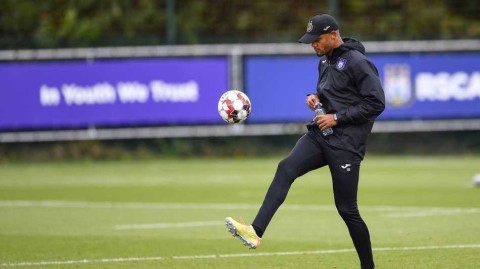 宝刀不老！孔帕尼变身“训导主任” 绿茵场亲授绝技