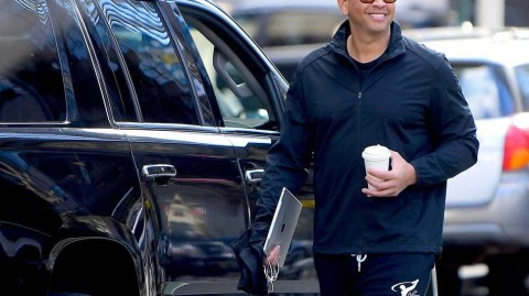 情定纽约春寒料峭时 洛佩兹与未婚夫罗德里格斯街头甜蜜暴击