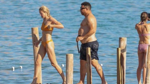 昔日绿茵传奇今享恬淡假期 罗纳尔多伊比沙岛与爱侣共沐阳光