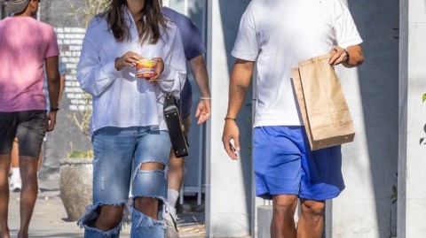 绿茵英雄的悠闲午后：小豌豆携女友漫步洛杉矶甜蜜瞬间