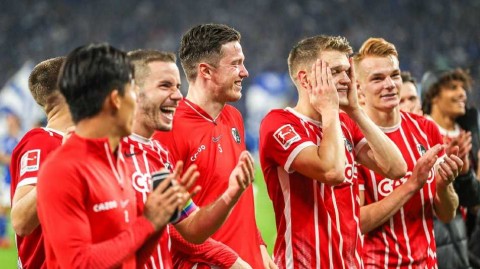 格里福梅开二度破矿工 弗赖堡客场奏凯送沙尔克六连败