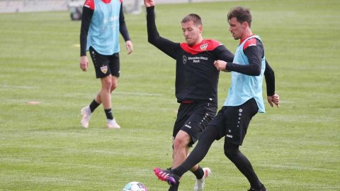 德甲冲刺前的最后磨砺：斯图加特队备战日的铁血与柔情