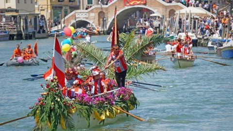 水城千帆庆千秋：威尼斯盛装举行长途划船赛，喜迎建城1600周年