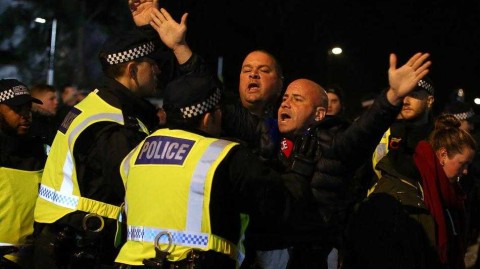 水晶宫与布莱顿海上德比升级，球迷激烈冲突遭警方强力控制