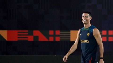 葡萄牙训练备战世界杯 C罗神情专注笑容轻松