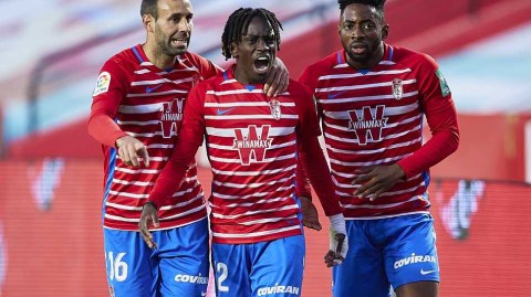 格拉纳达卡梅诺斯球场的激情碰撞：基纳世界波与普埃尔塔斯绝杀，艾尔切无奈饮恨