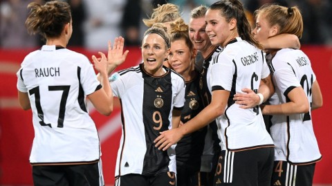 绿茵玫瑰德意志战车主场力克高卢雄鸡