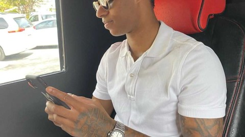 拉什福德炫酷新座驾：定制版奔驰“猛兽”亮相卡灵顿