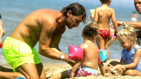 狼王柔情：托蒂携爱女海边度假 退役生活尽享天伦之乐