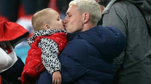 温布利之夜父爱定格：福登沃克与家人庆祝晋级 亲吻儿子温情脉脉