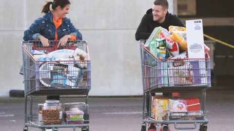 瓦尔迪与爱妻的圣诞采购日 莱斯特城球星的温馨家庭时光