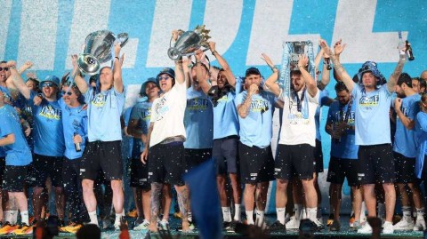 曼市雨中盛典三冠加冕蓝月当空