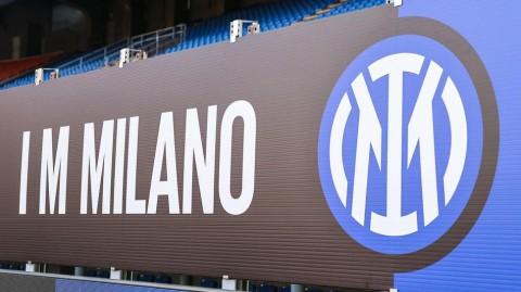 蓝黑新纪元：梅阿查夜空下新队徽首秀与胜利之光