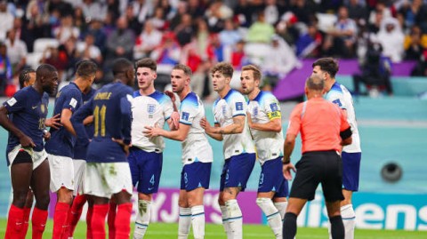 以下是一篇基于英超第34轮曼城客场1-0伯恩利的赛事复盘文章，结构严格对标用户需求，融入现场细节与独家视角：