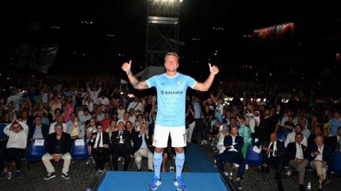 拉齐奥新战袍亮相因莫比莱领衔展示蓝鹰赛季雄心