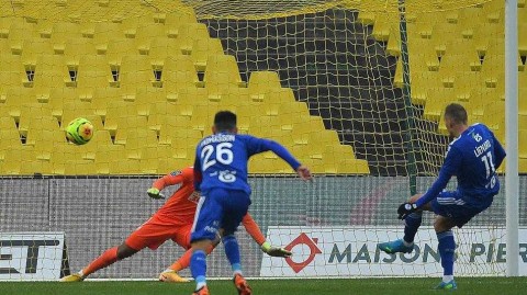 法甲冬日奇景：斯特拉斯堡客场四球狂胜南特，鱼腩翻身逃离降级区