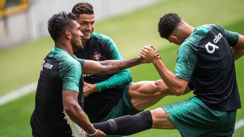 葡萄牙备战欧国联，C罗的专注眼神成为焦点