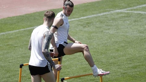 巴库烈日下的红龙腾飞：威尔士队备战欧洲杯关键战役