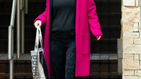 十年婚姻亮红灯？鲁尼妻子摘掉婚戒，独自在美利坚的街头走一走