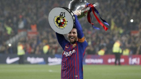 巴塞罗那加冕西甲冠军 梅西与孩子共享温情时刻