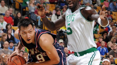 回顾经典对决：篮网季前赛再负绿衫军，加内特攻防两端尽显统治力