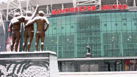 梦剧场的冬日恋歌：老特拉福德雪景中的诗意与荣光