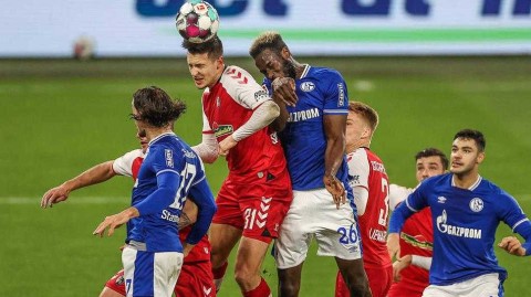 德甲鲁尔区蓝军深陷泥潭：沙尔克零四主场不敌弗赖堡，连续不胜纪录触目惊心