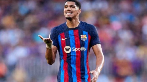 巴萨铁卫手术成功静待复出 伤病阴影下的坚守与希望