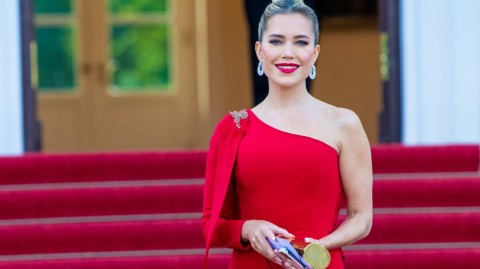 荷兰郁金香绽放柏林夜空 西尔维·梅斯红色单肩礼裙惊艳时光