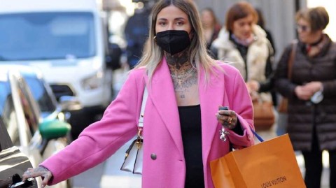 孕味十足漫步时尚之都 特奥爱妻米兰街头幸福洋溢