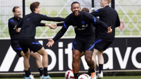 橙色军团备战欧国联 范加尔廷伯训练场单独交流展雄心