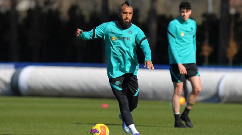 蓝黑军团训练纪实：欧冠对决前的专注与汗水