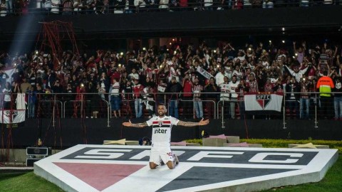 四十冠传奇荣归故里，阿尔维斯空降圣保罗深情吻队徽